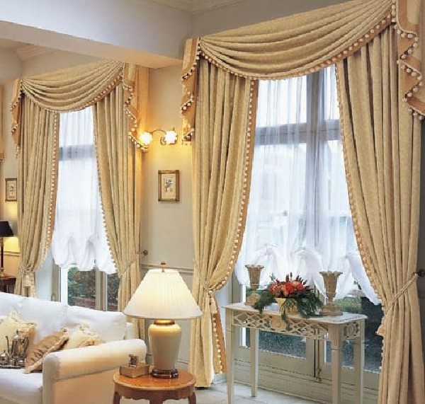Rèm cửa phòng khách tân cổ điển có màu sắc và kiểu dáng sang trọng