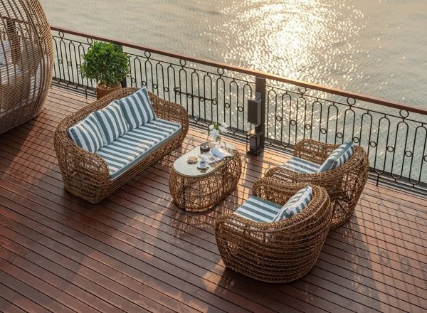 Mẫu bàn ghế cafe phong cách vintage kèm nệm mang đến trải nghiệm êm ái