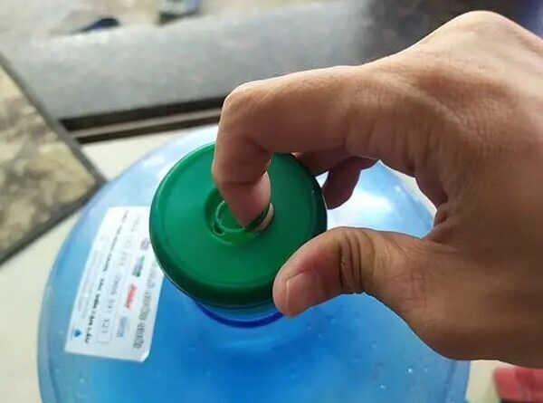 Cách mở nắp bình nước 20L đơn giản và nhanh chóng