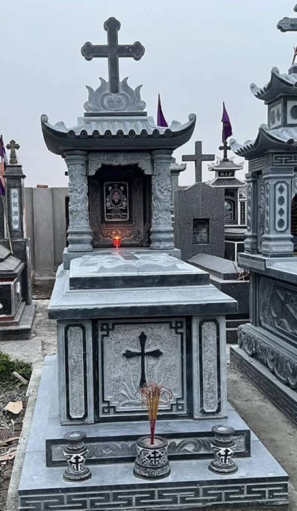 Toàn cảnh một khu lăng mộ đá Công giáo