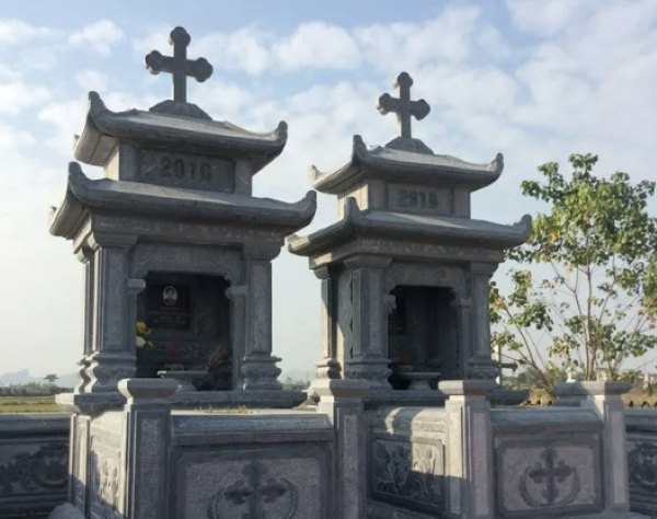 Mộ đá Thiên Chúa giáo hai mái