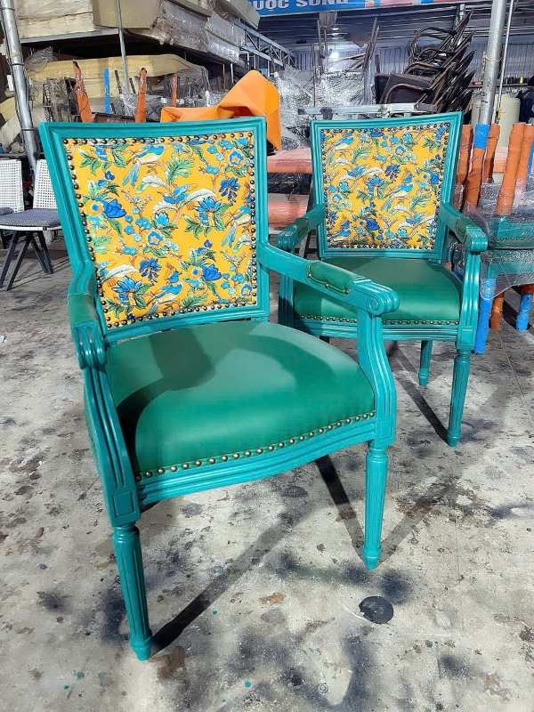 Bàn ghế vintage được bọc họa tiết