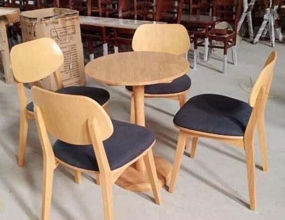 Mẫu ghế gỗ cho cafe thân thiện