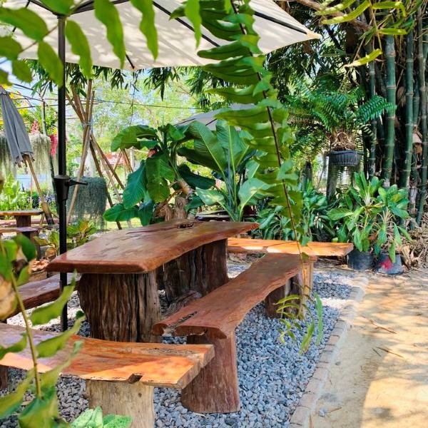 Bàn ghế giá rẻ với chất liệu gỗ mộc mạc.