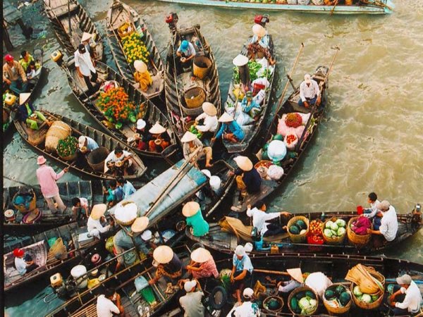 Du lịch gắn với hoạt động và giá trị bản địa
