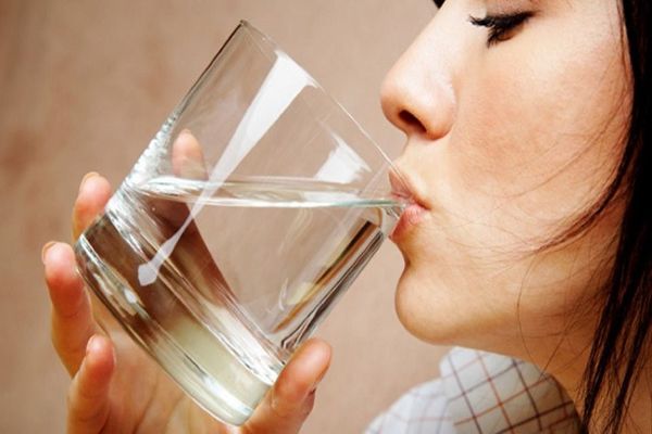 Uống nước khoáng có giảm cân không? Câu trả lời là có