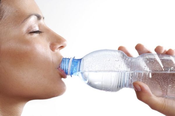 Uống nước khoáng đều đặn giúp cung cấp khoáng chất thiết yếu cho làn da