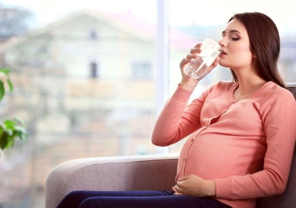 Canxi và magie trong nước khoáng giúp tăng cường sức khỏe cho mẹ