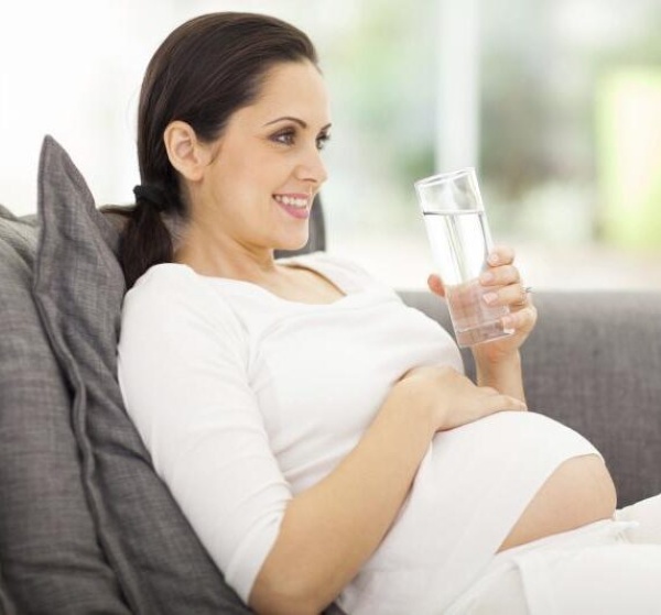 Mẹ bầu nên uống 2 đến 2.5 lít nước mỗi ngày