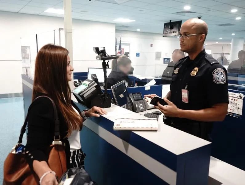 Sĩ quan CBP kiểm tra hộ chiếu và visa tại cửa khẩu nhập cảnh
