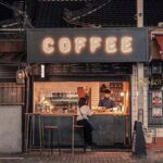 Biển quảng cáo trà sữa phát sáng kết hợp màu sắc và logo, nâng cao hiệu quả nhận diện thương hiệu