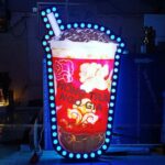 Biển trà sữa LED nổi bật vào ban đêm, tạo điểm nhấn thẩm mỹ và thu hút khách hàng