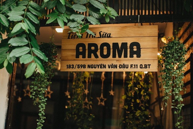Biển trà sữa thiết kế từ chất liệu gỗ mang lại cảm giác mộc mạc và ấm áp
