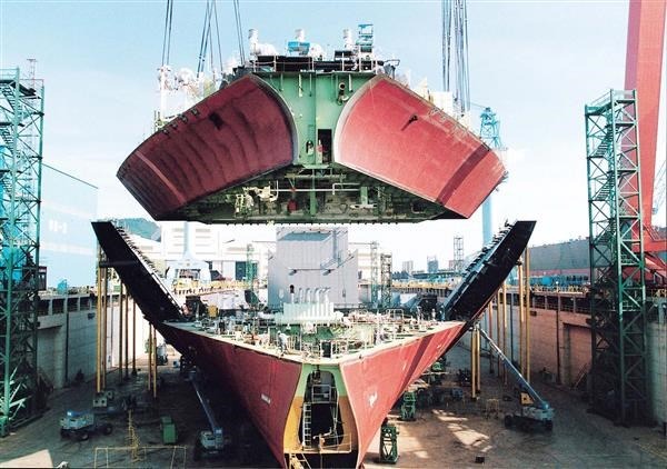 Thép cuộn cán nóng dùng trong ngành đóng tàu và ô tô