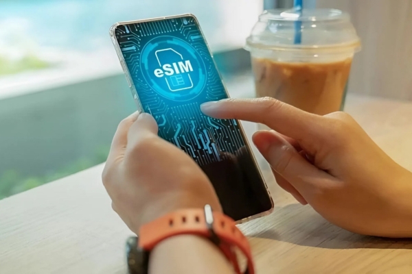 eSIM và SIM vật lý khi đi du lịch, nên chọn loại nào?