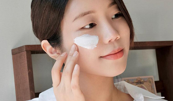 Chăm sóc vùng da đang sưng do mụn