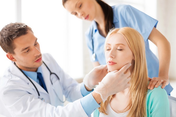 Khám da liễu mụn viêm khi nào để hạn chế biến chứng