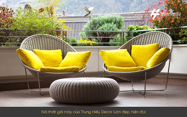 Bộ bàn ghế giả mây đệm vàng của Trung Hiếu Decor tạo điểm nhấn thư giãn sang trọng, biến ban công thành không gian sống lý tưởng.