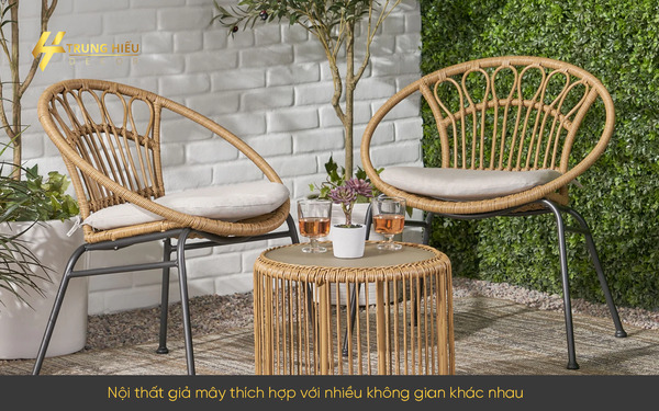 Ghế mây ngoài trời Trung Hiếu Decor đặt trong bối cảnh sân vườn xanh mát, tạo nên sự tương tác tự nhiên và thẩm mỹ giữa nội thất và cảnh quan.