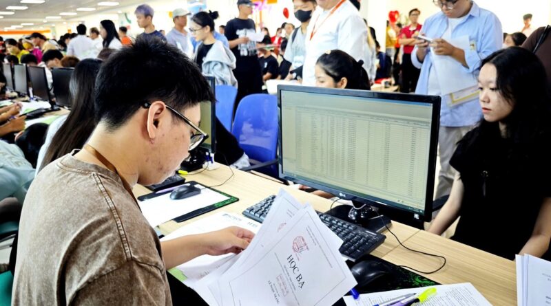 Thí sinh nạp hồ sơ xét học bạ để đăng ký nguyện vọng ở HCM